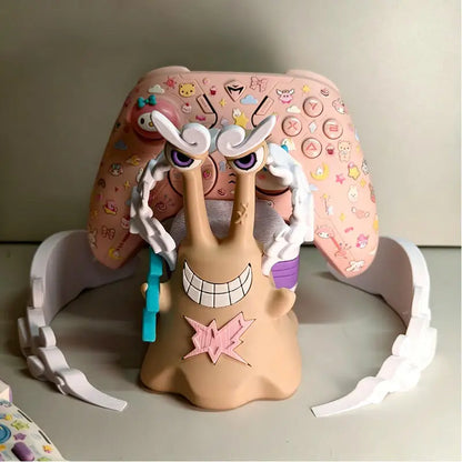 Suporte premium para controle de videogame com design inspirado em One Piece. Perfeito para PS4, PS5, Xbox e Nintendo Switch, este suporte funcional traz os personagens icônicos Luffy, Zoro e Den Mushi para sua estação de gaming.
