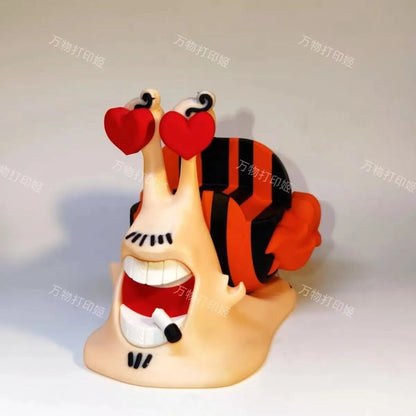 Suporte premium para controle de videogame com design inspirado em One Piece. Perfeito para PS4, PS5, Xbox e Nintendo Switch, este suporte funcional traz os personagens icônicos Luffy, Zoro e Den Mushi para sua estação de gaming.