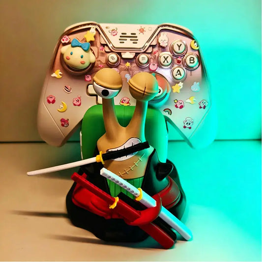 Suporte premium para controle de videogame com design inspirado em One Piece. Perfeito para PS4, PS5, Xbox e Nintendo Switch, este suporte funcional traz os personagens icônicos Luffy, Zoro e Den Mushi para sua estação de gaming.