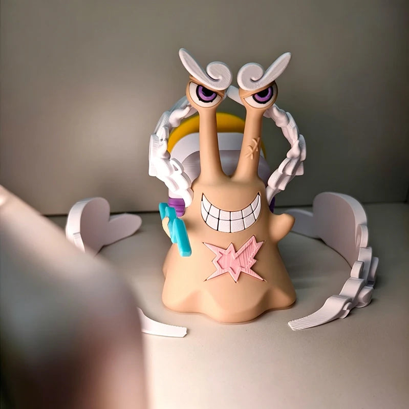 Suporte premium para controle de videogame com design inspirado em One Piece. Perfeito para PS4, PS5, Xbox e Nintendo Switch, este suporte funcional traz os personagens icônicos Luffy, Zoro e Den Mushi para sua estação de gaming.