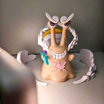 Suporte premium para controle de videogame com design inspirado em One Piece. Perfeito para PS4, PS5, Xbox e Nintendo Switch, este suporte funcional traz os personagens icônicos Luffy, Zoro e Den Mushi para sua estação de gaming.