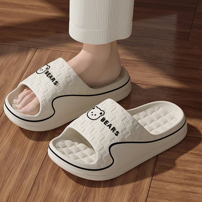 Chinelo Feminino e Masculino Antiderrapante de Urso Fofo para Verão, Sandália Casual de Desenho Animado Macia para Uso Interno e Externo, Calçado de Casal para Banheiro