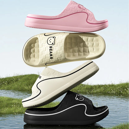 Chinelo Feminino e Masculino Antiderrapante de Urso Fofo para Verão, Sandália Casual de Desenho Animado Macia para Uso Interno e Externo, Calçado de Casal para Banheiro