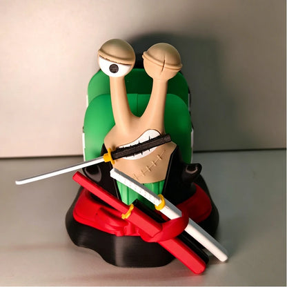 Suporte premium para controle de videogame com design inspirado em One Piece. Perfeito para PS4, PS5, Xbox e Nintendo Switch, este suporte funcional traz os personagens icônicos Luffy, Zoro e Den Mushi para sua estação de gaming.