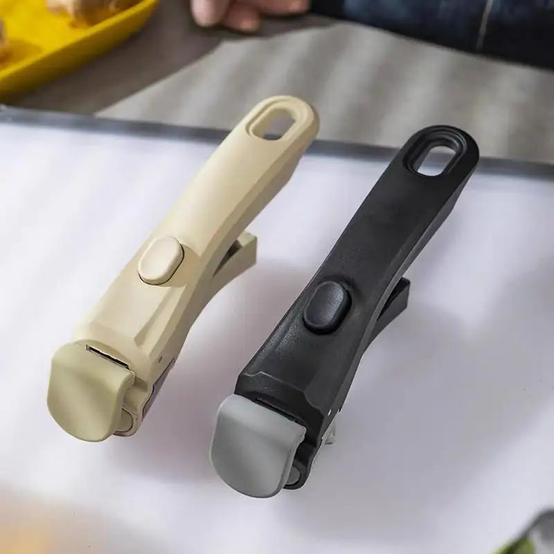 Cabo removível e anti-queimadura para panelas e frigideiras. Compatível com qualquer tipo de cookware, oferece segurança e praticidade na cozinha.