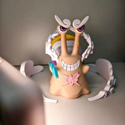 Suporte premium para controle de videogame com design inspirado em One Piece. Perfeito para PS4, PS5, Xbox e Nintendo Switch, este suporte funcional traz os personagens icônicos Luffy, Zoro e Den Mushi para sua estação de gaming.