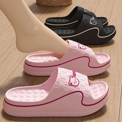 Chinelo Feminino e Masculino Antiderrapante de Urso Fofo para Verão, Sandália Casual de Desenho Animado Macia para Uso Interno e Externo, Calçado de Casal para Banheiro