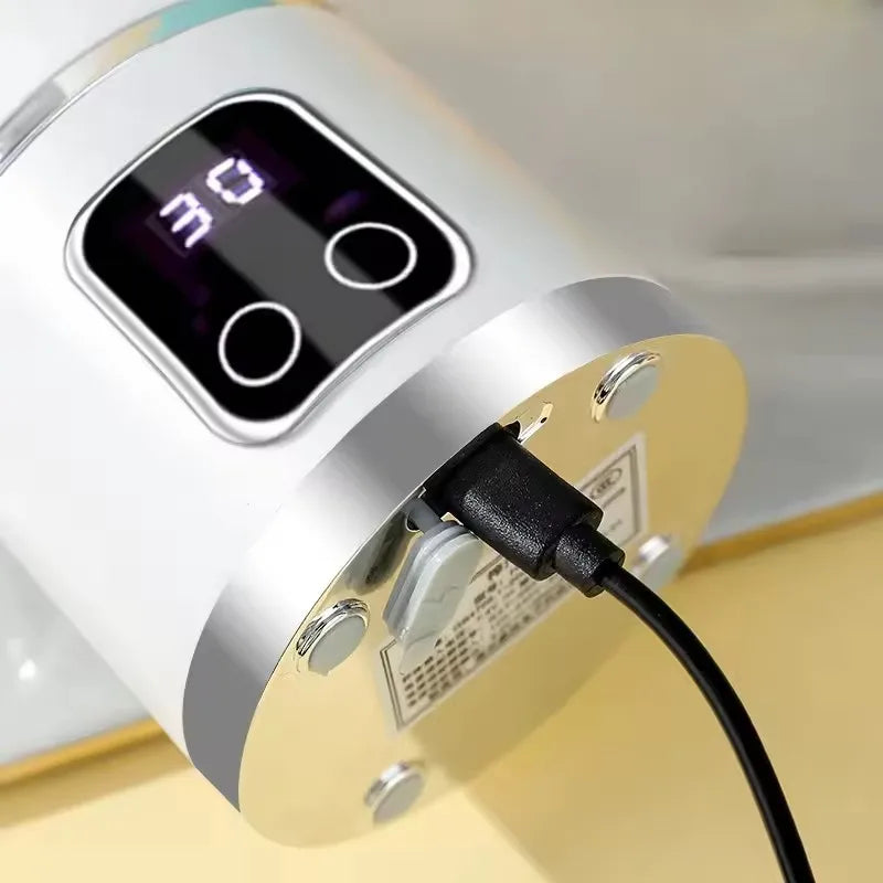 Espremedor elétrico portátil com carregamento USB, motor potente e capacidade de 450ml.
